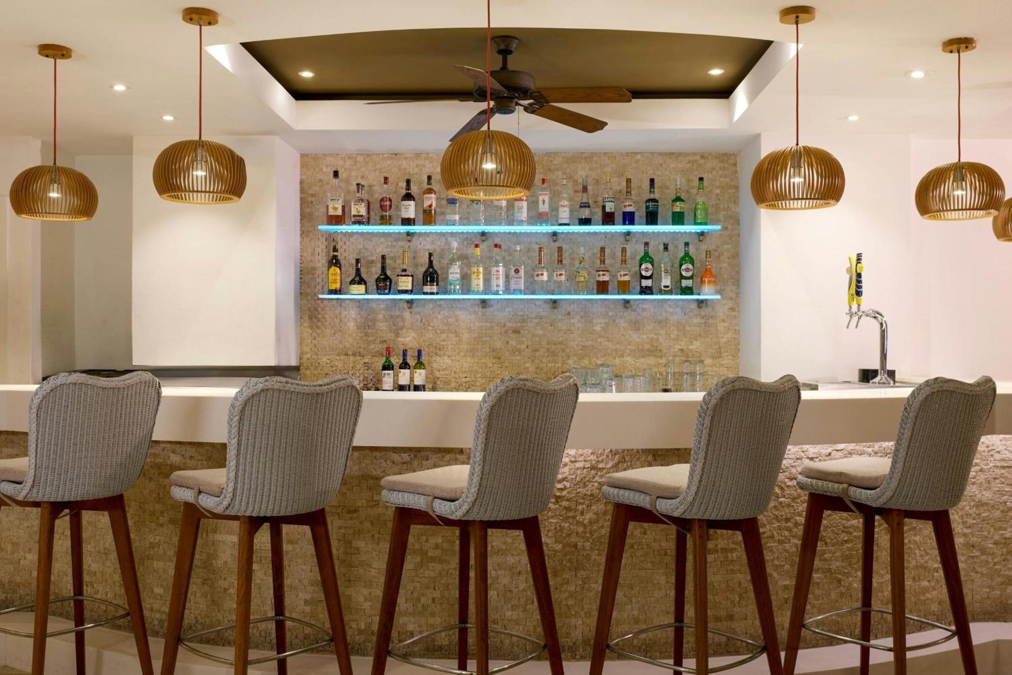Waves Resort & Spa, Barbados, An Autograph Collection All-Inclusive Resort سانت جيمس المظهر الخارجي الصورة